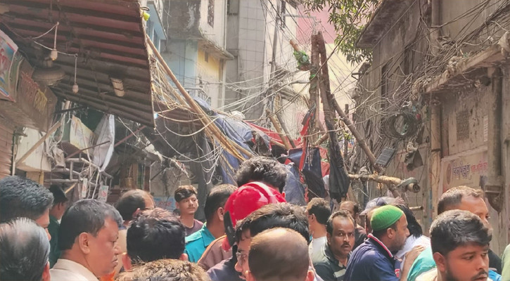 ভূমিকম্প: পুরান ঢাকায় সানশেড ভেঙে তিনজন নিহত