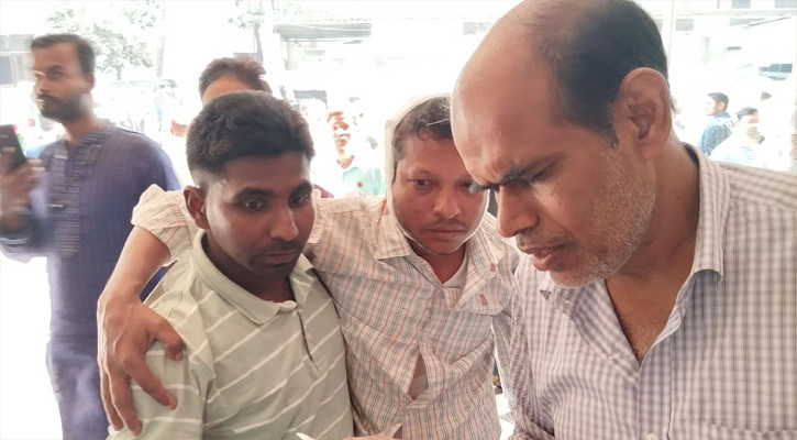 কেউ লাফ দিয়ে, কেউ দৌড়ে নামতে গিয়ে আহত: চিকিৎসা নিতে ঢামেকে ২০