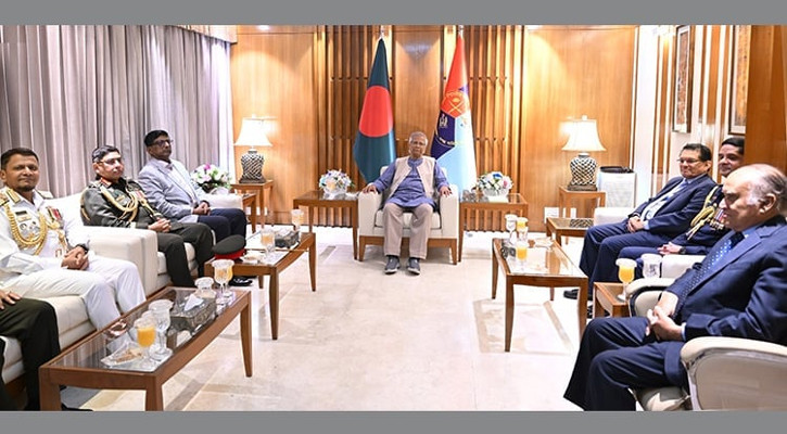 প্রধান উপদেষ্টার সঙ্গে ৩ বাহিনী প্রধানদের সাক্ষাৎ