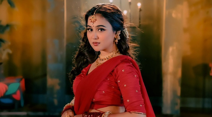 ‘জীবনের থেকে ওড়না বেশি গুরুত্বপূর্ণ’ কেন বললেন চমক