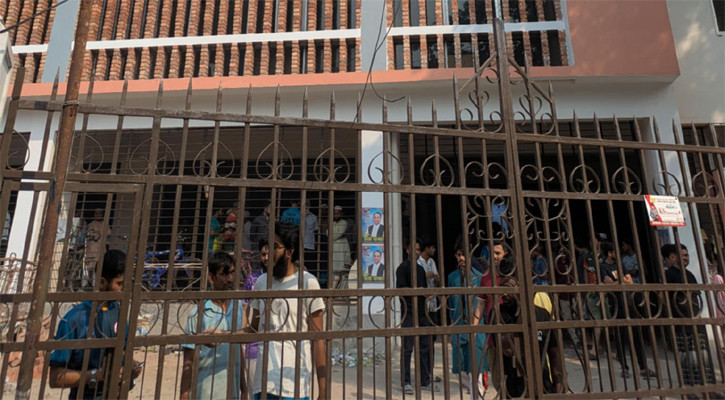 ভূমিকম্পের পর ঢাবি কর্মচারীদের নতুন ভবনে মুহসীন হল শিক্ষার্থীদের অবস্থান