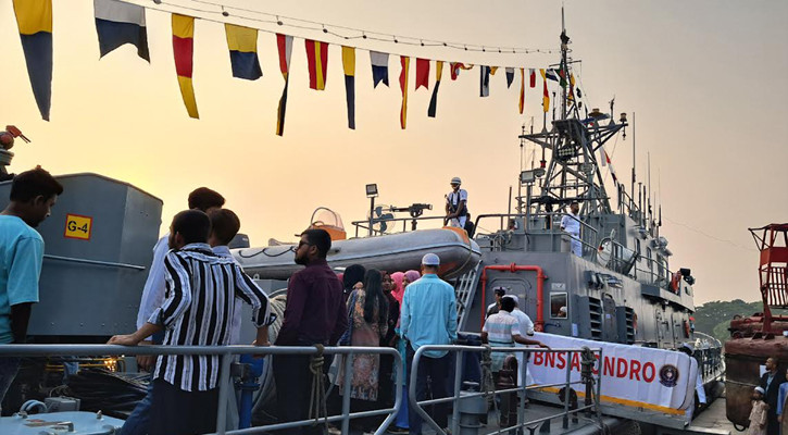 যুদ্ধ জাহাজ দেখতে চাঁদপুরে দর্শনার্থীদের ভিড়