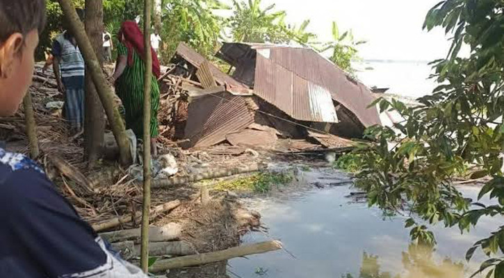 সন্ধ্যা নদীর গর্ভে গেল আবু বকরের বসতঘর