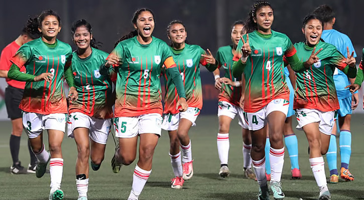 ১০০ টাকায় দেখা যাবে ঋতুপর্ণাদের ম্যাচ