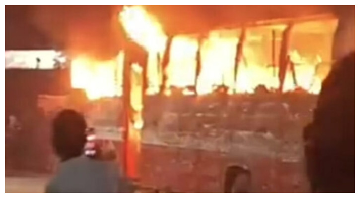 মহাখালীতে বাসে আগুন