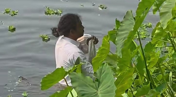 বাউলশিল্পীদের ধাওয়া দিয়ে পুকুরে ফেললো ‘তৌহিদী জনতা’