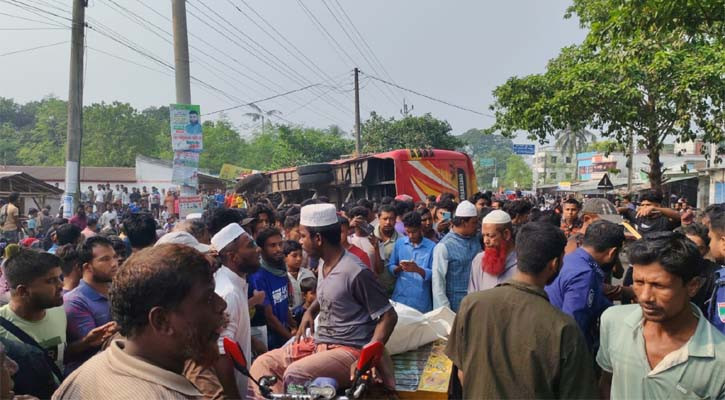 চুয়াডাঙ্গায় বাসের ধাক্কায় ভ্যানযাত্রীর মৃত্যু, আহত ২