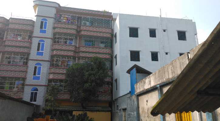 বরিশালে ৫ তলা ভবন হেলে পড়েছে ৪ তলা ভবনের ওপর