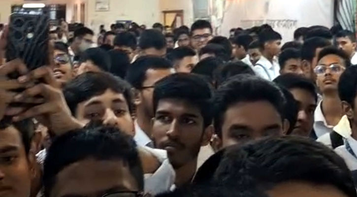 উচ্চমাধ্যমিক রক্ষায় ঢাকা কলেজ শিক্ষার্থীদের অবস্থান-স্মারকলিপি