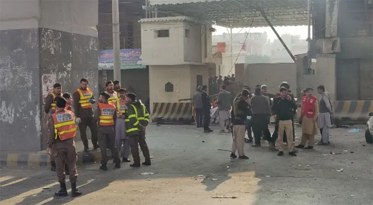 পাকিস্তানে আধাসামরিক বাহিনীর সদর দপ্তরে হামলা, ৩ জঙ্গিসহ নিহত ৬