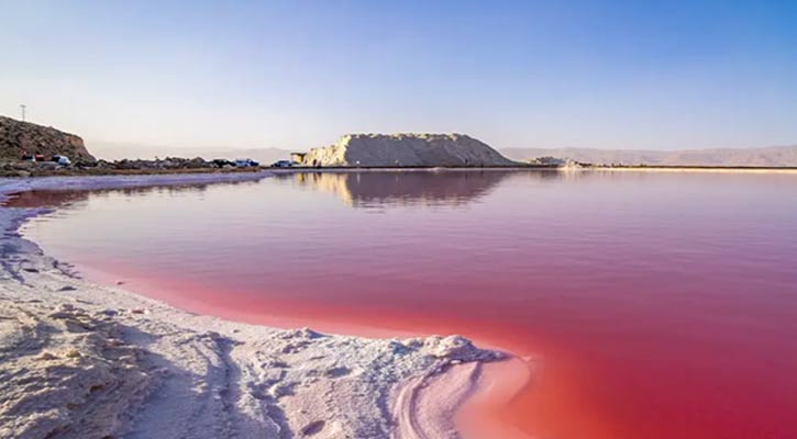 ইরানের গোলাপি হ্রদের রাজ্য: প্রকৃতির অপার বিস্ময়