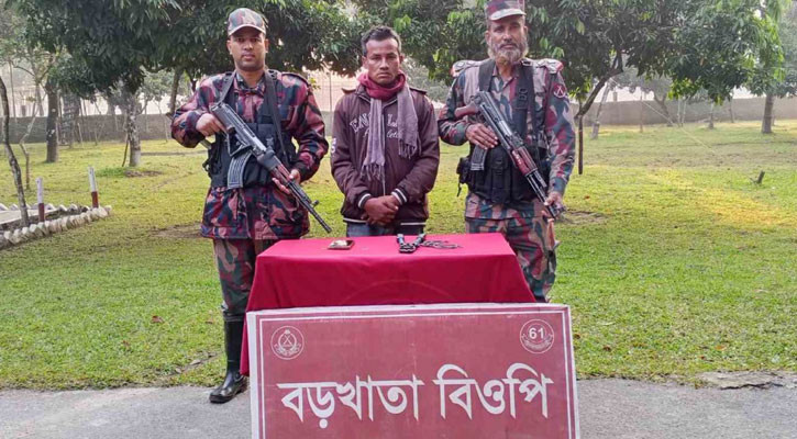 সীমান্তের তারকাঁটার বেড়া কাটার সময় চোরাকারবারী আটক
