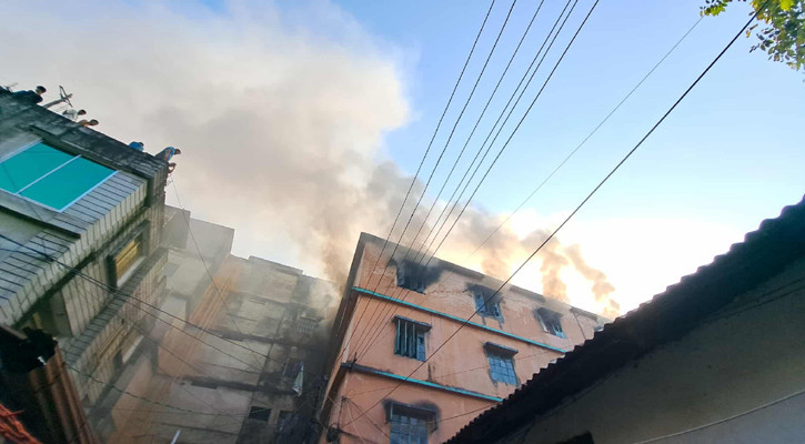 আড়াই ঘণ্টার চেষ্টায় নিয়ন্ত্রণে এলো কম্বল গুদামের আগুন