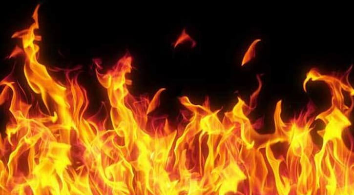 ঢাবির হলের দোকানে আগুন