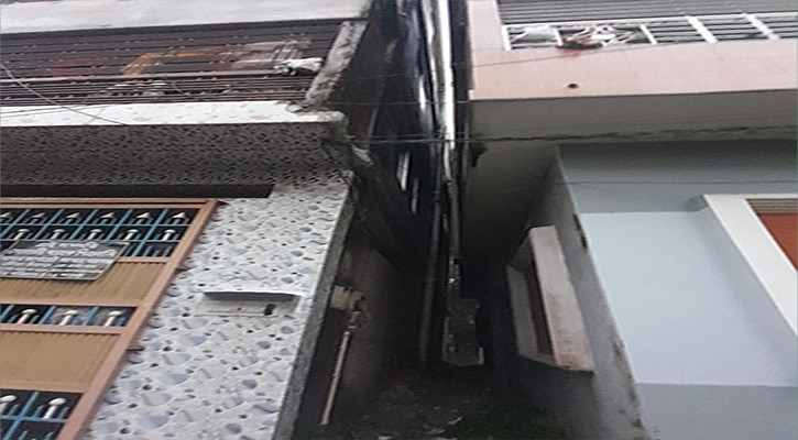 নিয়ম না মেনে নির্মিত পাঁচতলা ভবন হেলে পড়েছে, বিপদের শঙ্কা