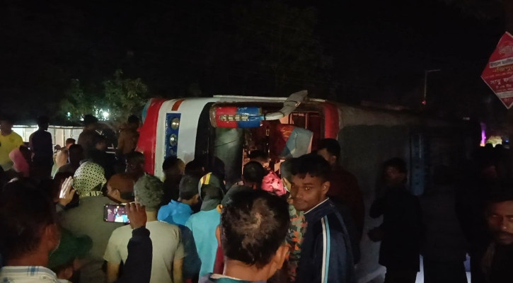 বরযাত্রীবাহী বাস উল্টে ১৫ জন আহত