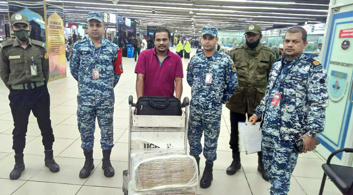 শাহজালাল বিমানবন্দরে লাগেজ চুরির ঘটনায় যাত্রী আটক