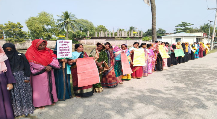 আশাশুনিতে টেকসই বেড়িবাঁধ নির্মাণসহ ৭ দফা দাবিতে মানববন্ধন