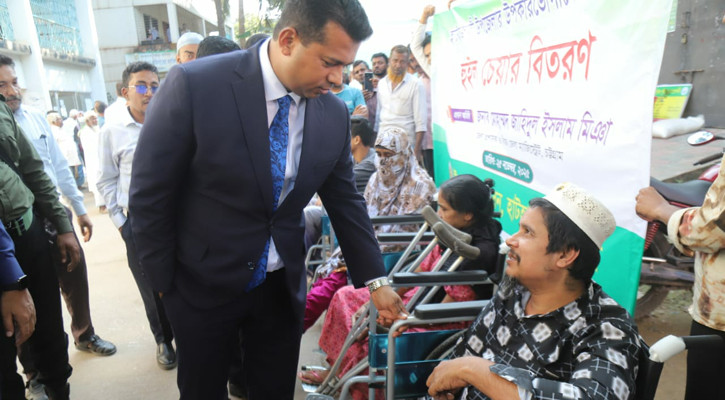 শারীরিকভাবে অক্ষম ব্যক্তিদের পাশে জেলা প্রশাসক