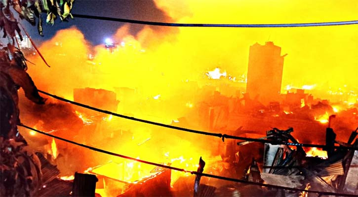 ৫ ঘণ্টা পর কড়াইল বস্তির আগুন নিয়ন্ত্রণে