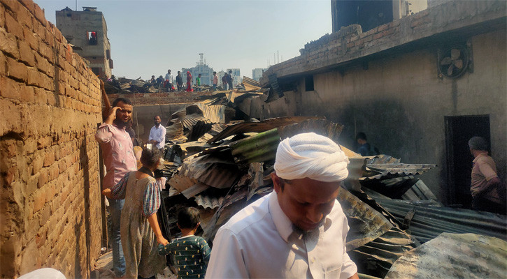 খোলা আকাশের নিচে কড়াইল বস্তির হাজারো মানুষ