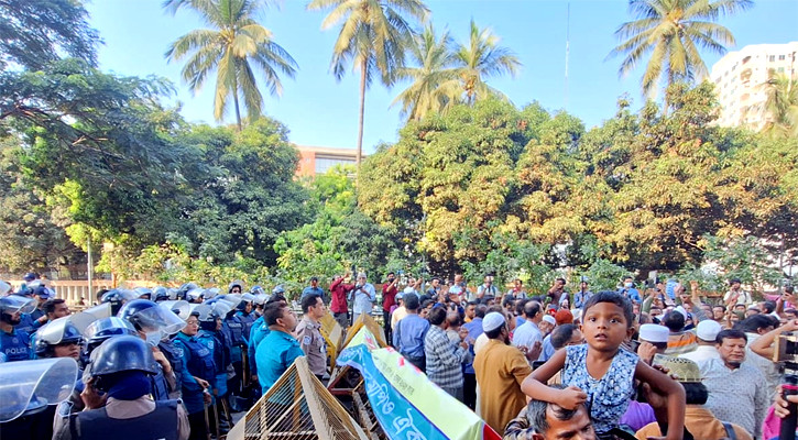 নন-এমপিও শিক্ষকদের যমুনা ঘেরাও কর্মসূচিতে পুলিশের বাধা