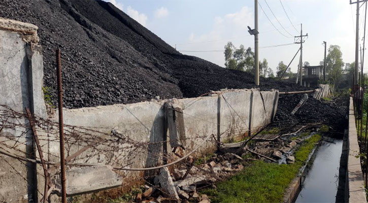 বড়পুকুরিয়া কয়লা খনি ইয়ার্ডের ৩২ ফুট প্রাচীর ভেঙে গেছে