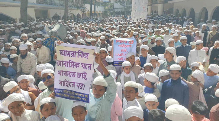 ভোটকেন্দ্র বাতিলের দাবিতে রাস্তায় মাদ্রাসার শিক্ষক-শিক্ষার্থীরা