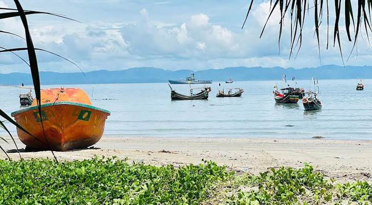 সেন্টমার্টিনে দুই ট্রলারসহ ১২ জেলেকে ধরে নিয়ে গেছে আরাকান আর্মি