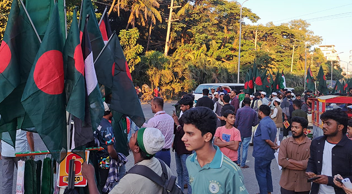 অনলাইনে টিকিট ছাড়লেও থামছে না কালোবাজারি