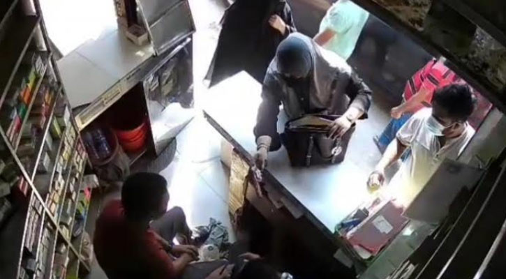 প্রকাশ্যে পিস্তল বের করে যুবলীগ নেতার স্ত্রীর হুমকি