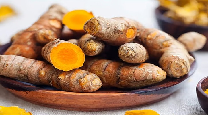 সকালে খালি পেটে কাঁচা হলুদ চিবিয়ে খাওয়ার উপকারিতা