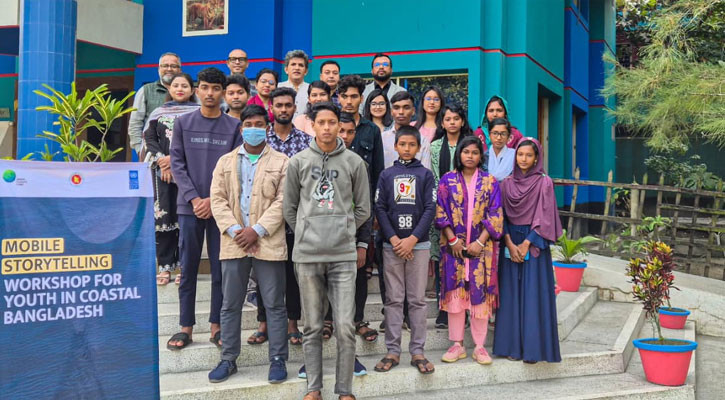 উপকূলীয় কণ্ঠস্বর জোরদার করতে মোবাইল স্টোরিটেলিং শিখছে তরুণরা
