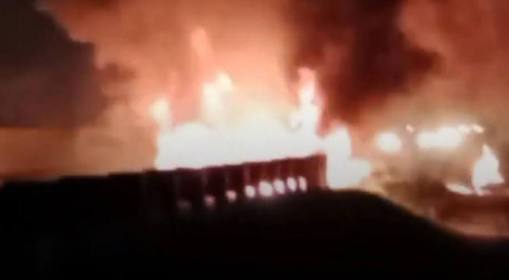 সিরাজগঞ্জে মহাসড়কে পিকআপ ভ্যানে আগুন