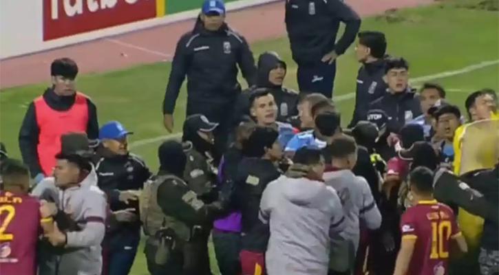 ফুটবল ম্যাচে তুমুল মারামারি, ১৭ লাল কার্ডের রেকর্ড