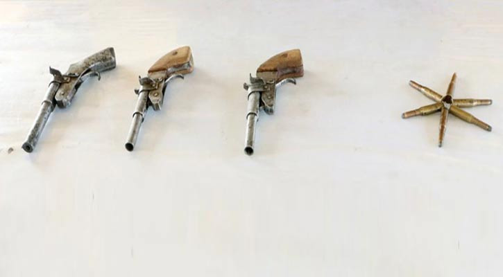 শিবগঞ্জ সীমান্তে গুলিসহ ৩ আগ্নেয়াস্ত্র জব্দ