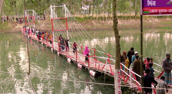 স্বেচ্ছাশ্রমে সতী নদীতে যুবদলের ভাসমান সেতু