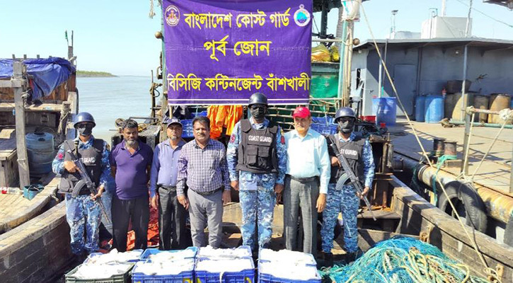 বাঁশখালীতে অবৈধ বোট, জাল ও মাছ আটক