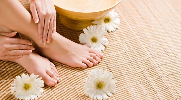 শীতে পায়ের দিকে নজর দেওয়া জরুরি