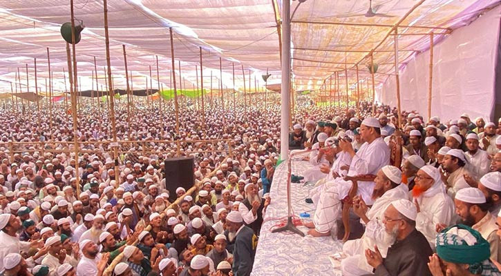 আখেরি মোনাজাতে চাঁদাবাজদের হাত থেকে দেশ রক্ষার দোয়া