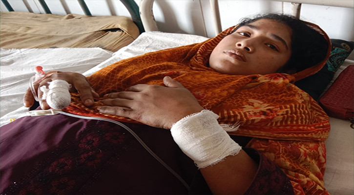 চাঁদা না পেয়ে প্রবাসীর স্ত্রীর আঙুল কেটে দিয়েছে দুর্বৃত্তরা