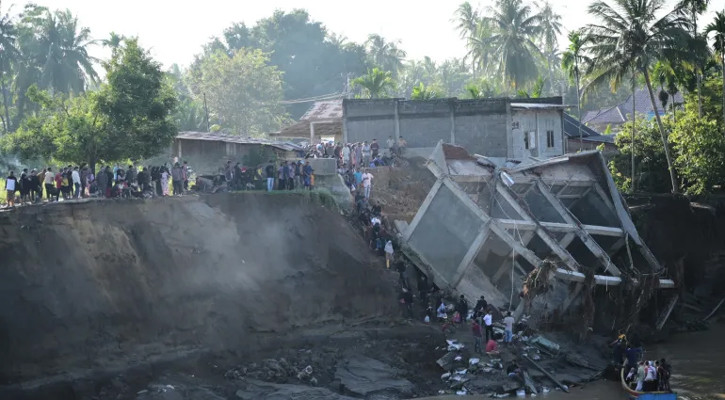 ইন্দোনেশিয়ায় ভয়াবহ বন্যায় মৃতের সংখ্যা বেড়ে দাঁড়িয়েছে ২৪৮