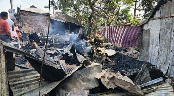পাথরঘাটায় আগুনে পুড়ল ৬ দোকান, কোটি টাকার ক্ষতি