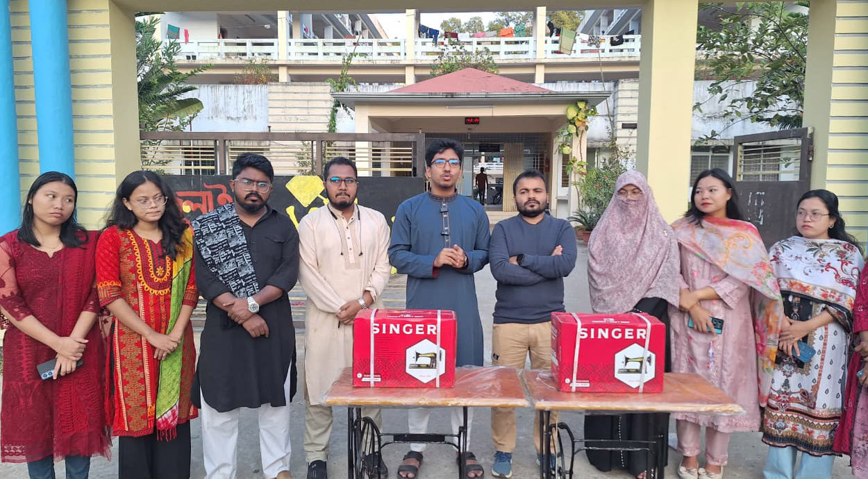 নারীদের হলে ২টি সেলাই মেশিন দিল চাকসু