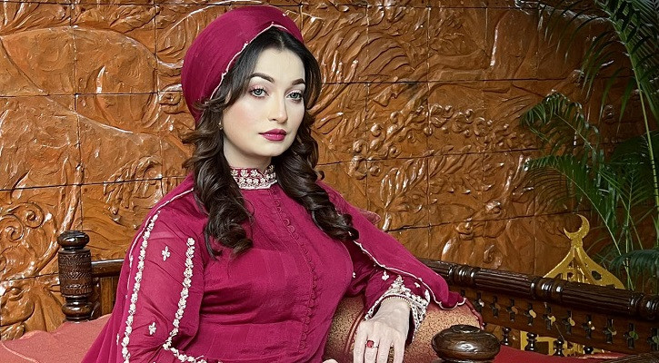 ছিনতাই হলো উপহার পাওয়া নায়িকা রাজ রিপার আইফোন