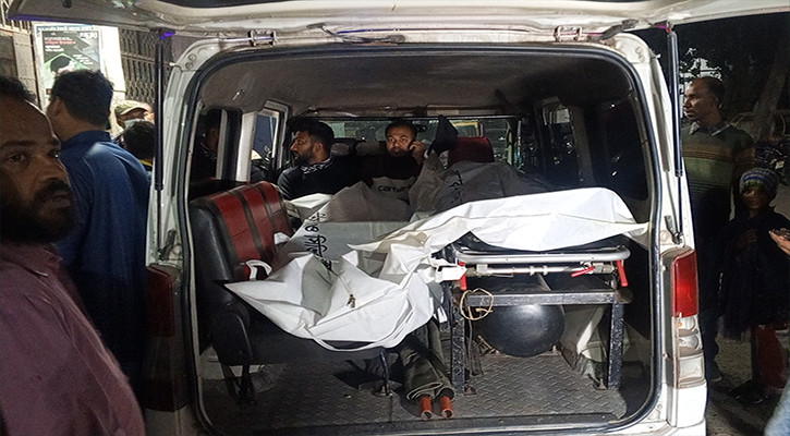 হাসপাতালে রোগী দেখতে যাওয়ার পথে দুর্ঘটনায় প্রাণ হারালেন দুই যুবক