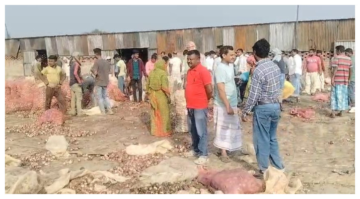পেঁয়াজ আমদানিতে নিষেধাজ্ঞা হতেই বিপাকে ভারতীয় ব্যবসায়ীরা