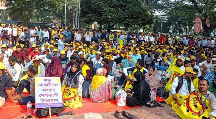 আজও কর্মবিরতিতে স্বাস্থ্য সহকারীরা, ১৫ হাজার কেন্দ্রের টিকাদান বন্ধ