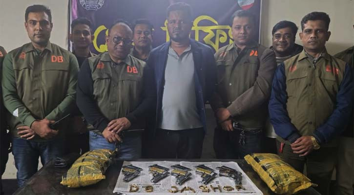 বিদেশি ৫ পিস্তল ৫০ রাউন্ড গুলিসহ অস্ত্র ব্যবসায়ী গ্রেপ্তার