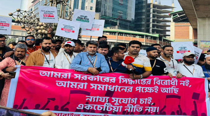 ২০ লাখ পরিবার ঝুঁকিতে: এনইআইআর বাস্তবায়নের প্রতিবাদে মোবাইল ব্যবসায়ীরা